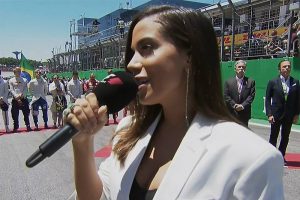 Anitta Bomba na Web ao Cantar o Hino Nacional no GP de Fórmula 1 1