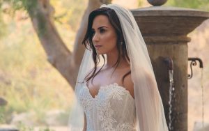Demi Lovato é Abandonada no Casamento em Novo Clipe 1