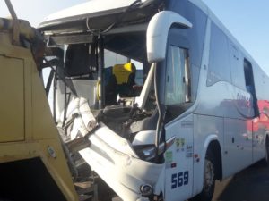 Motorista de ônibus fica preso às ferragens em acidente 5
