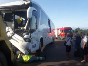 Motorista de ônibus fica preso às ferragens em acidente 4