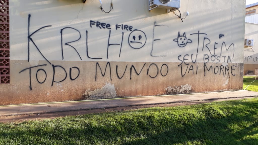 Jovens picham parede de escola com ameaças e são detidos 3