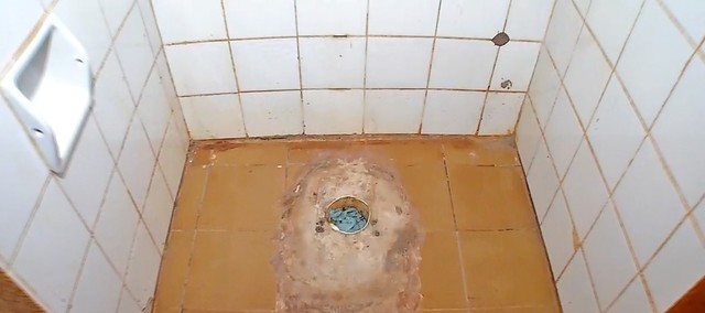 Sem vaso sanitário em banheiros, creche é interditada 1