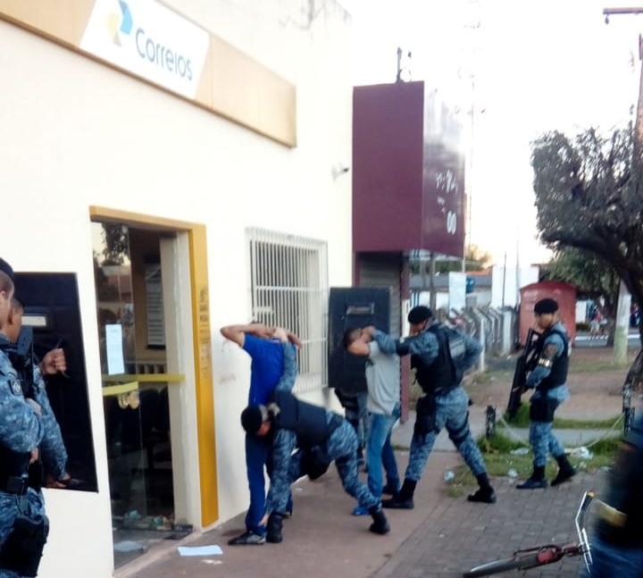Bandidos fazem três reféns em assalto a Correios, mas são presos 12