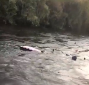 Jovem desaparece em rio após colisão de barcos; assista 5