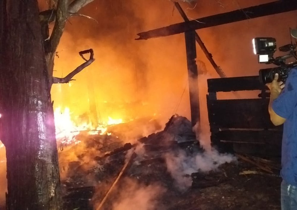 Madeireira pega fogo e fica totalmente destruída 7