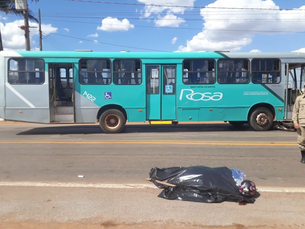Mulheres morrem em colisão de moto e ônibus; veja fotos 4