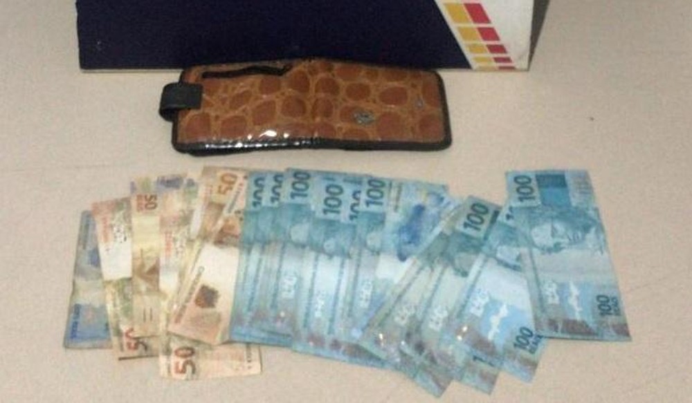Criança encontra carteira com quase R$ 2 mil na rua e pede para que pais entregassem à polícia 5