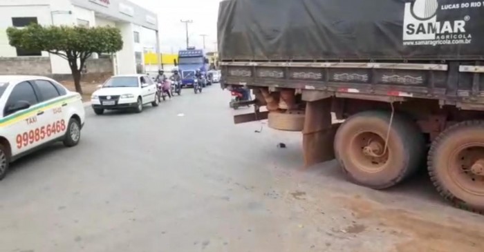 Acidente caminhão e moto em Sorriso