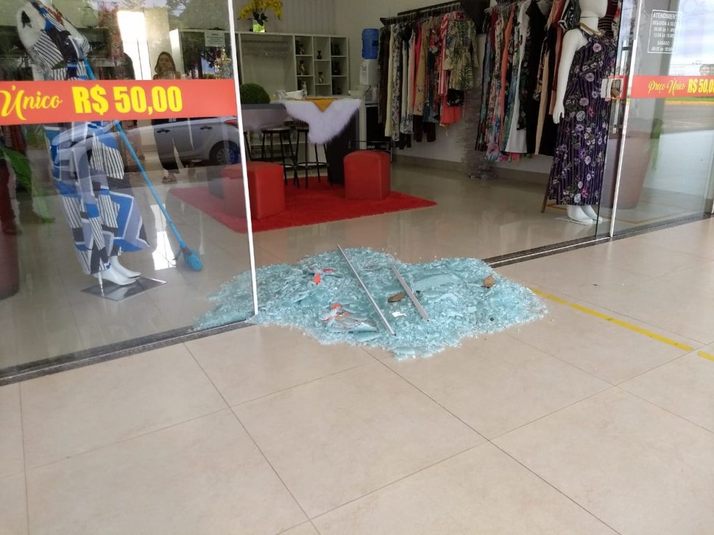 Vândalos quebram vidraça de loja em frente à Unemat