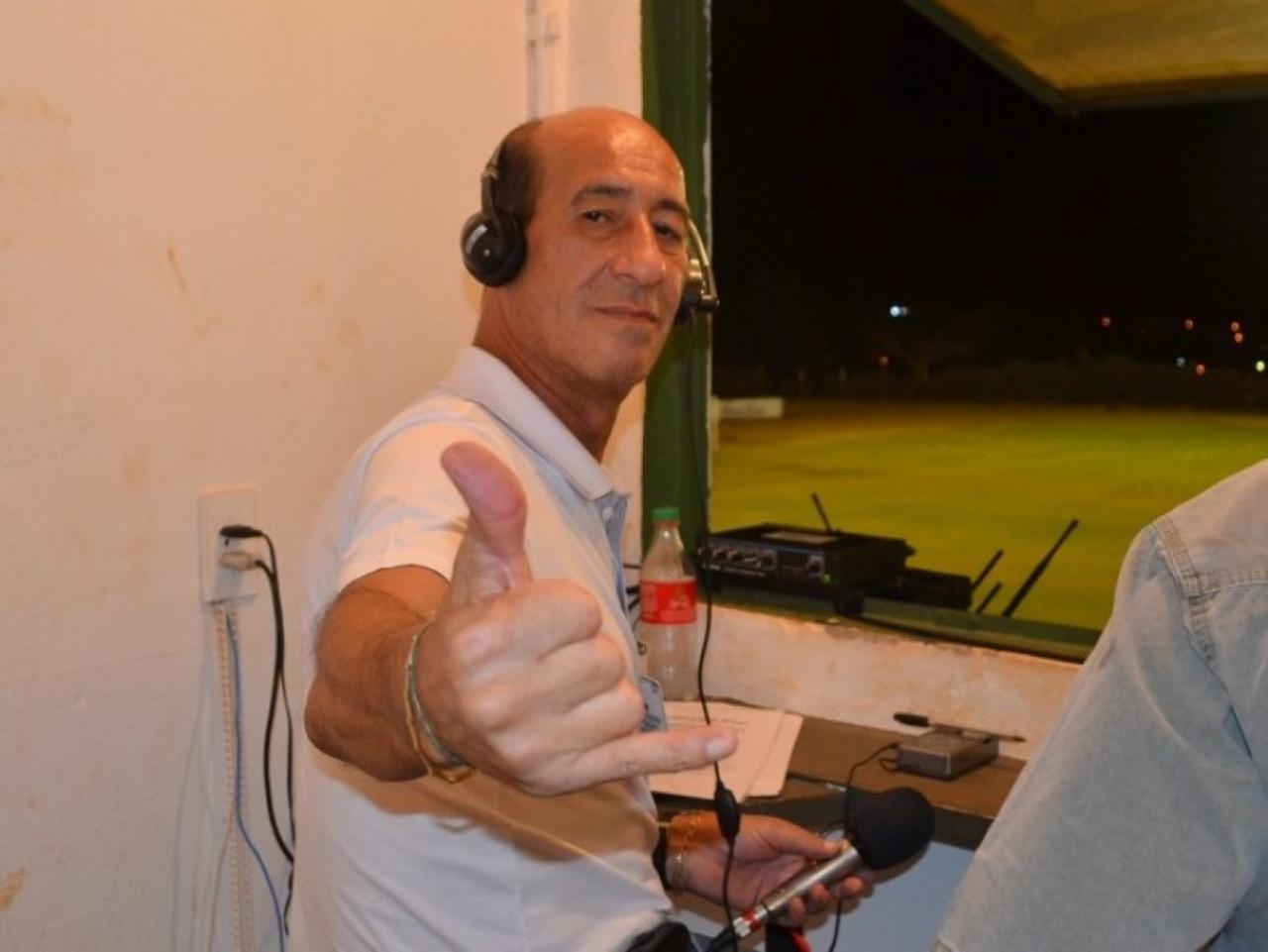 Fernando Luiz narrando jogo de futebol