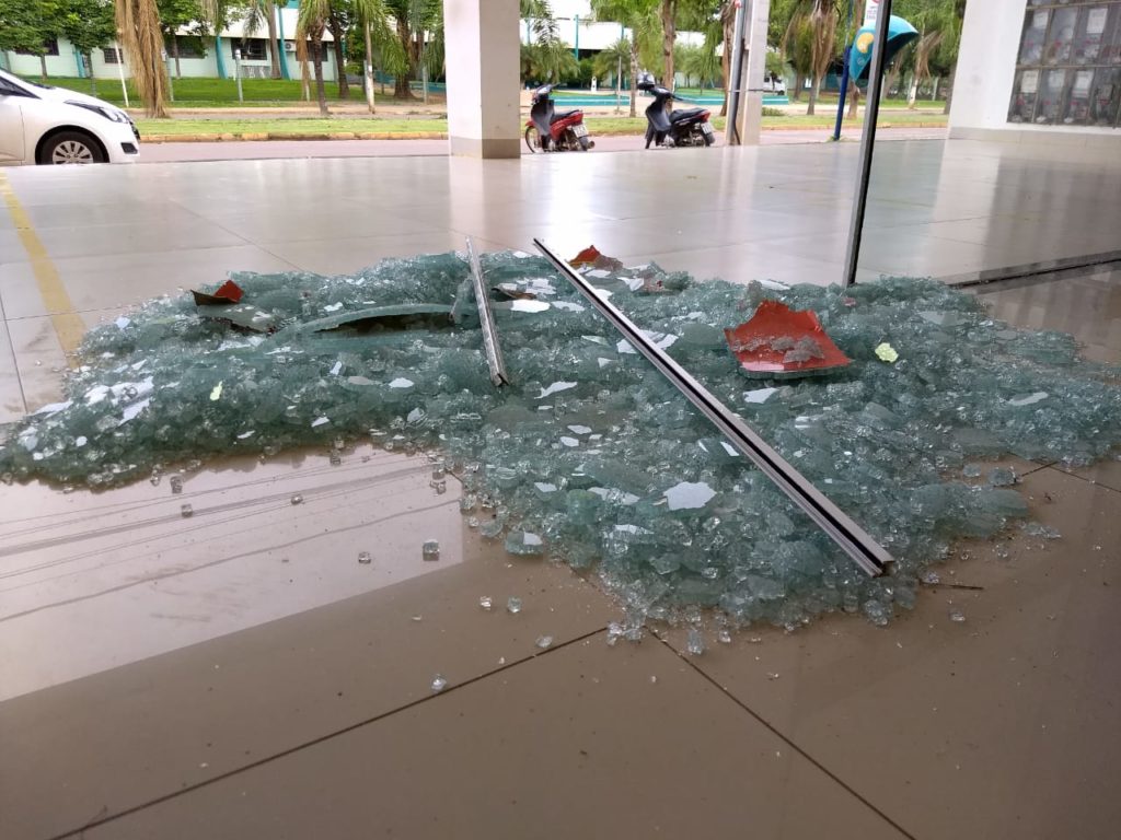 Vândalos quebram vidraça de loja em frente à Unemat
