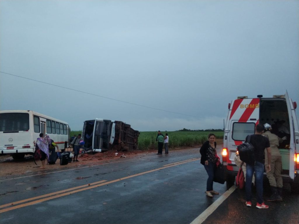 Ônibus com 30 passageiros tomba