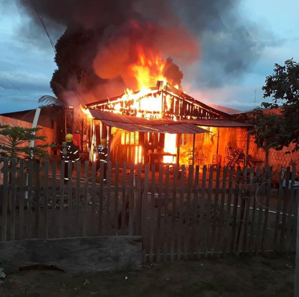 Após briga de casal, homem ateia fogo contra residência