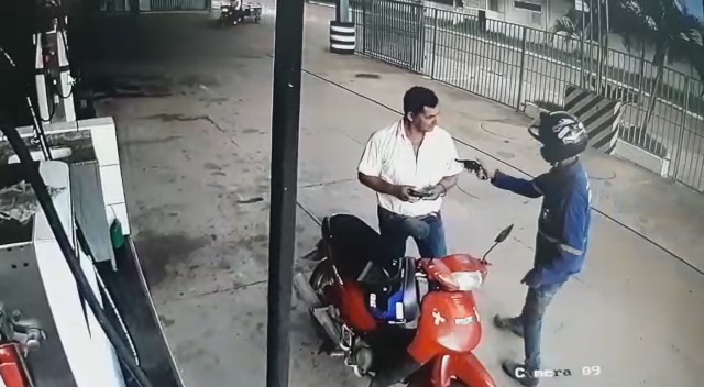 Idoso é assaltado em posto enquanto abastecia a moto