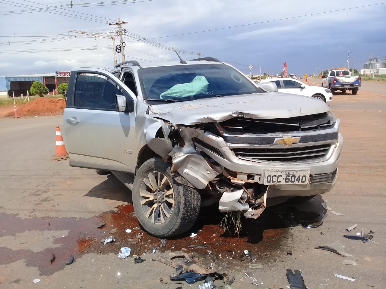 Acidente com caminhão deixa S10 danificada na MT-242 em Sorriso
