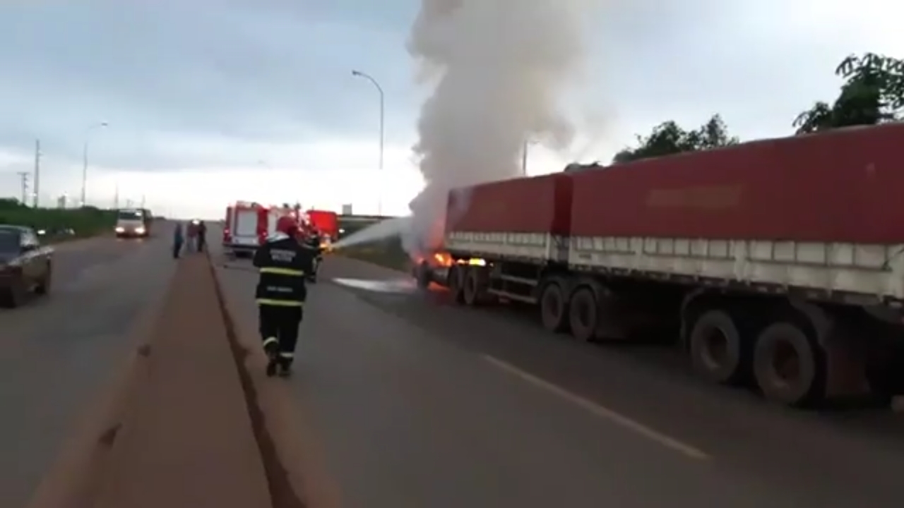 Corpo de Bombeiros Militar combate incêndio em rodovia 163