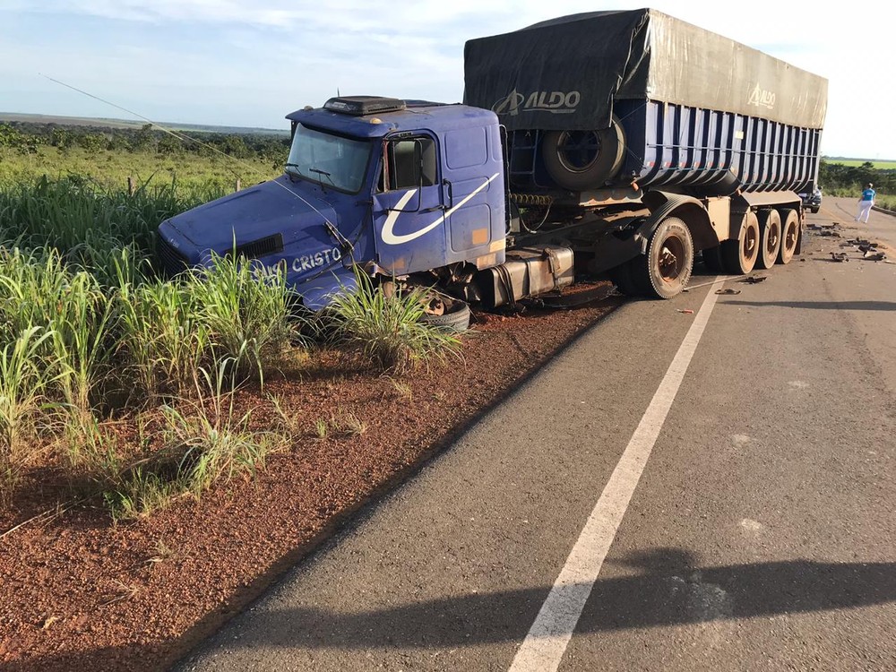 Motorista morre após colidir com caminhão em rodovia