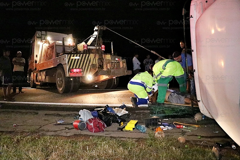 Condutor morre após carreta carregada com carne tombar na 163