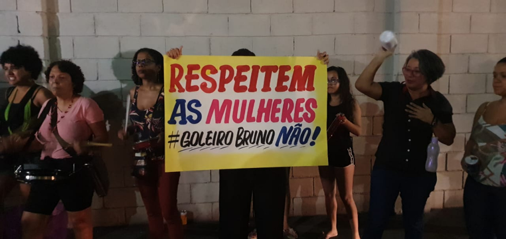 Mulheres e homens protestam contra a contratação do Goleiro Bruno