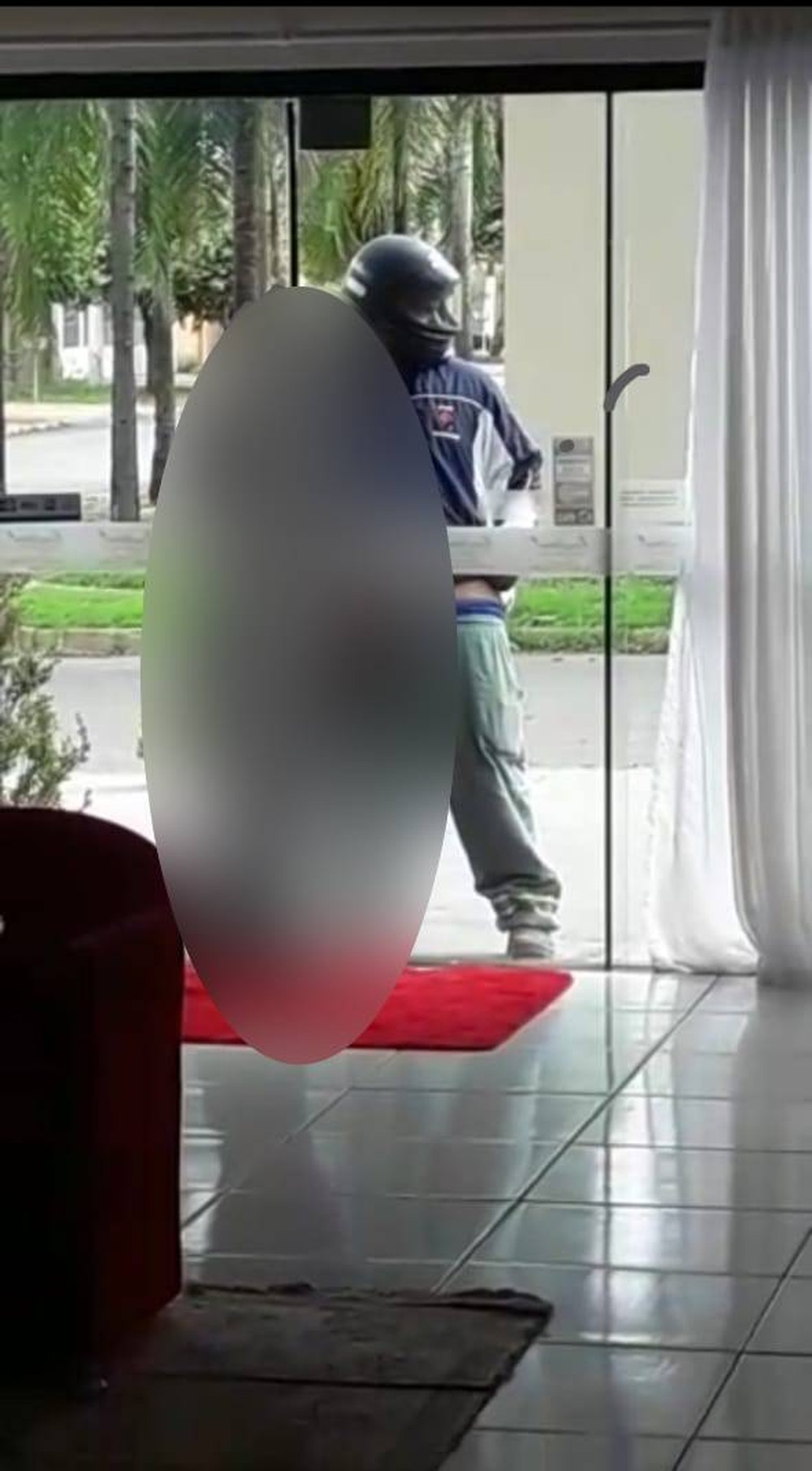Motoqueiro é preso após se masturbar em vitrine de loja