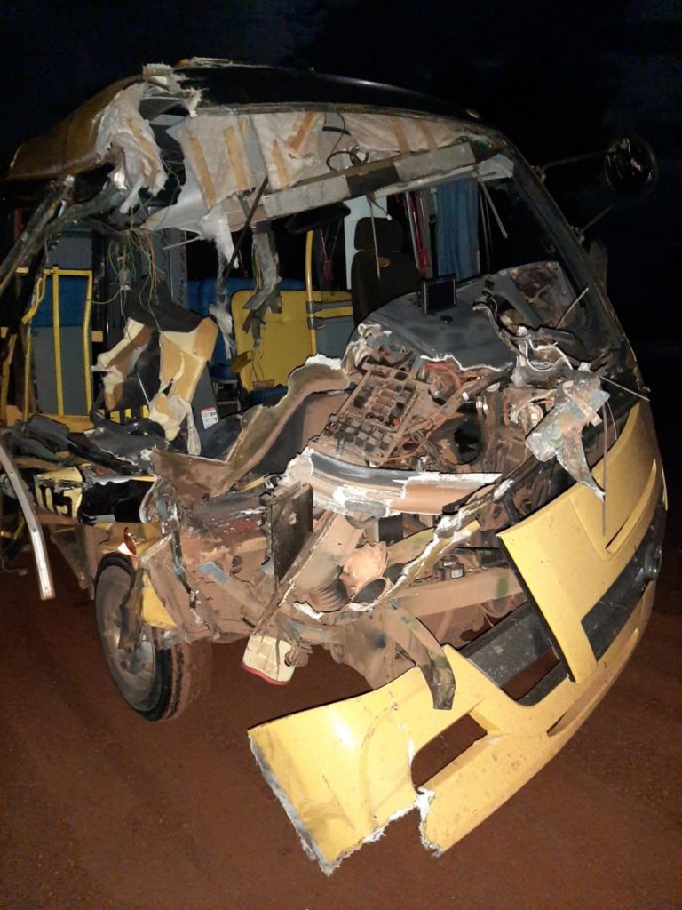 Micro-ônibus escolar de Cláudia atinge traseira de carreta em rodovia