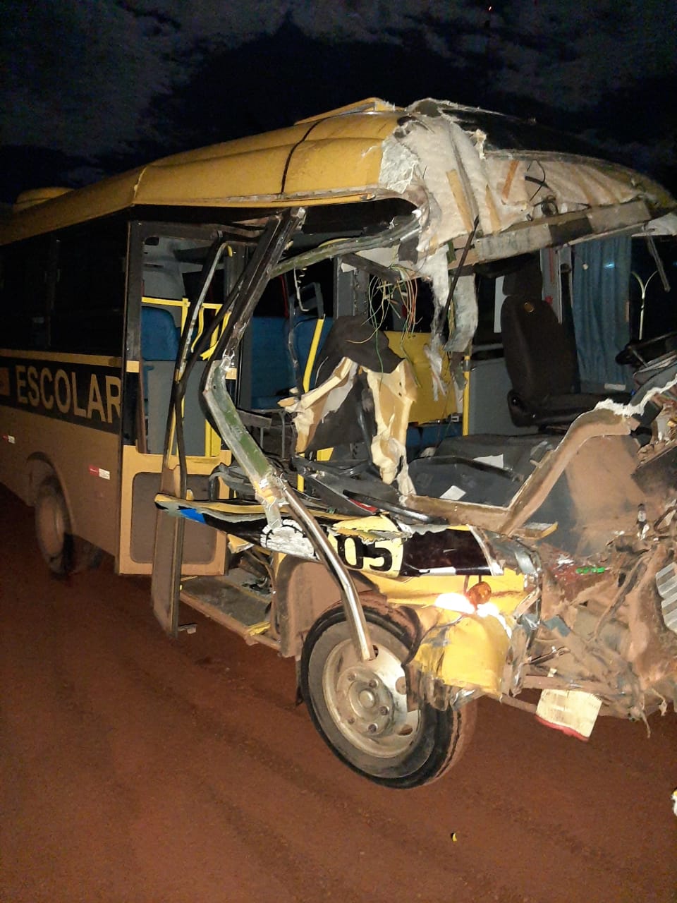 Micro-ônibus escolar de Cláudia atinge traseira de carreta em rodovia