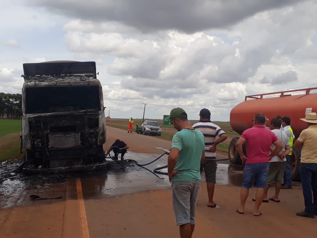 Cabine de caminhão é tomada pelo fogo em rodovia