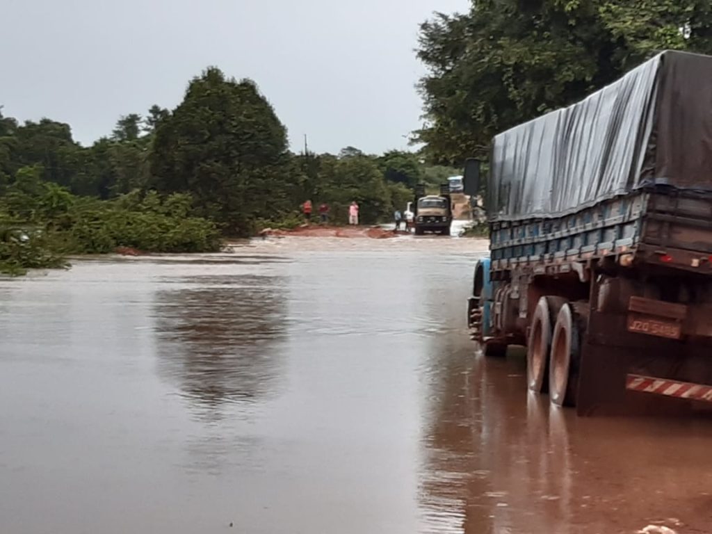 Rios transbordam e deixam rodovias interditadas nas regiões norte e noroeste 3