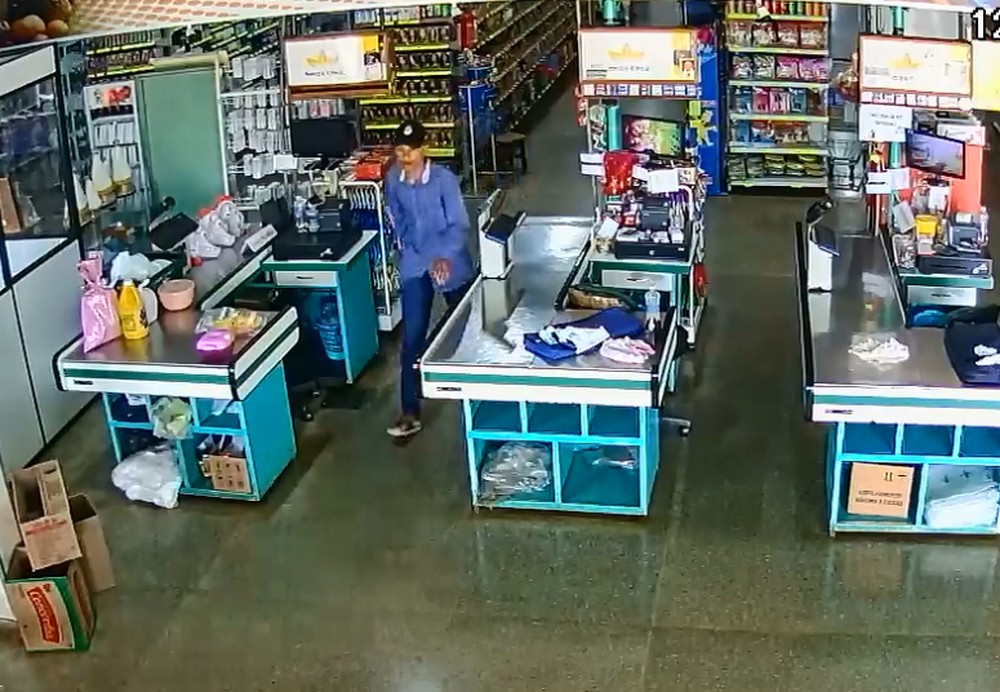 Dono de supermercado é assaltado dentro de escritório; Suspeito foge