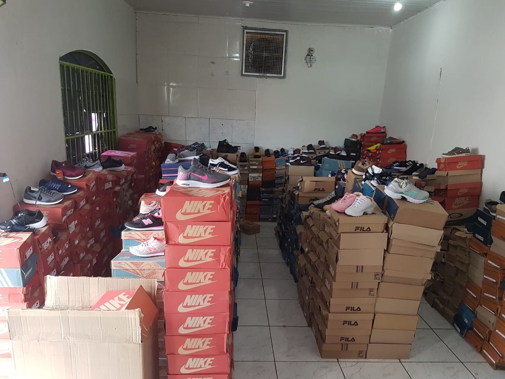 Mais de 500 calçados são apreendidos após denúncia de comércio ilegal