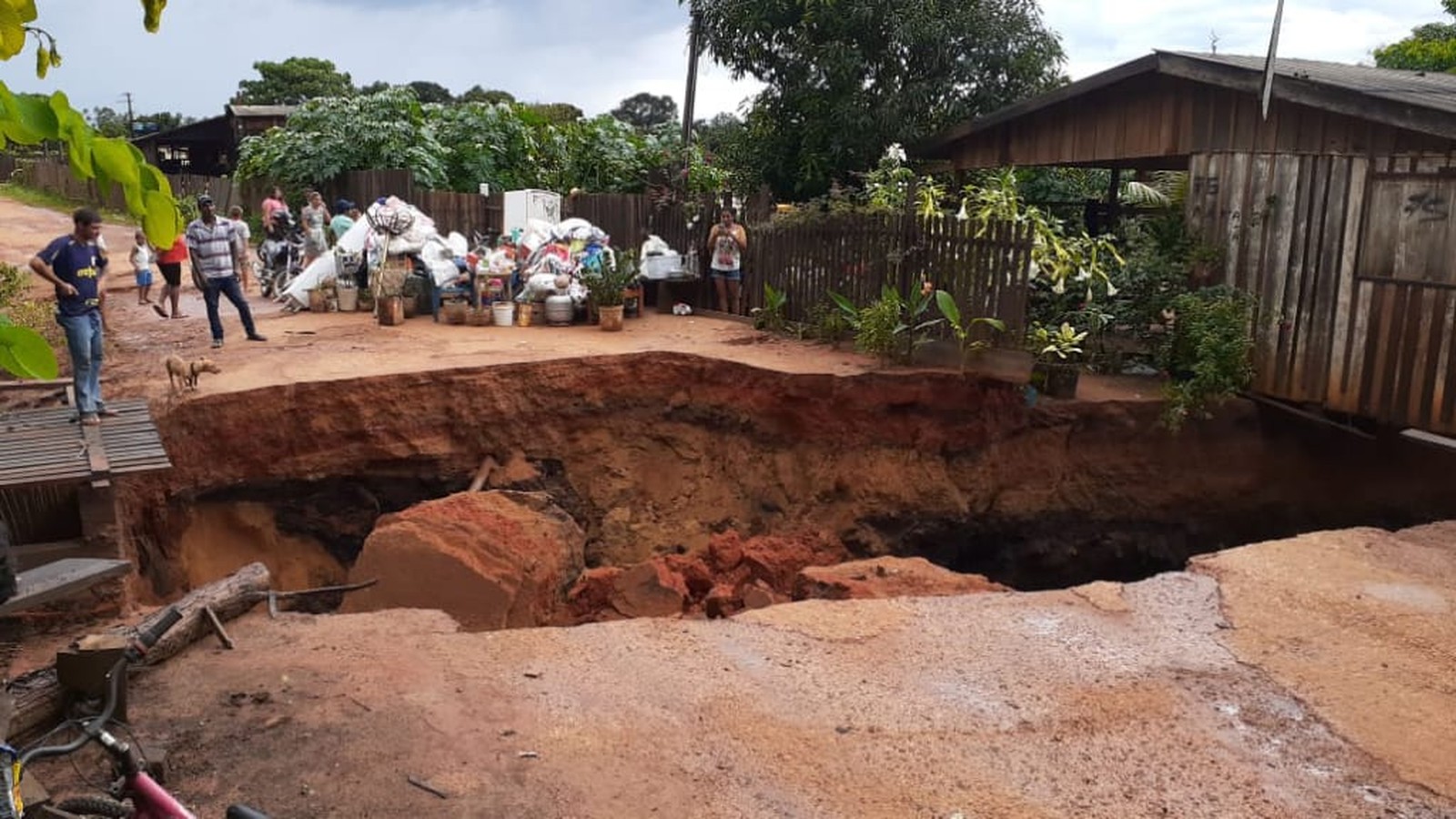 Família fica desabrigada após cratera se abrir com forte chuva