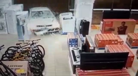 Bandidos furtam carro e arrombam lojas em Sinop