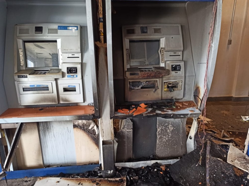 Caixas eletrônicos são detonados por explosivos em agência bancária