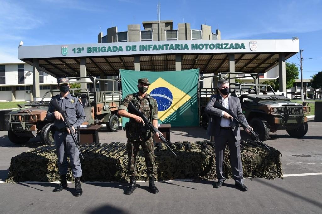 Exército Brasileiro doa 30 fuzis à Polícia Militar em Mato Grosso