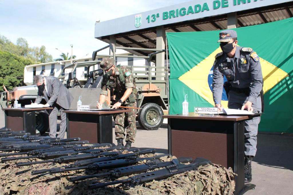 Exército Brasileiro doa 30 fuzis à Polícia Militar em Mato Grosso