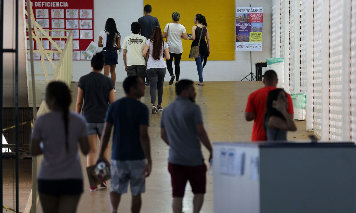 Bolsonaro dispensa cumprimento mínimo de 200 dias letivos para instituições de ensino