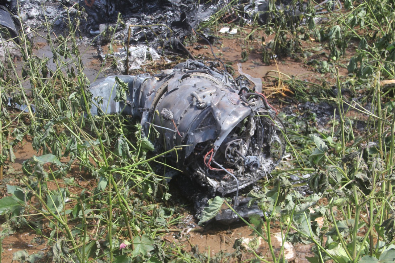 Piloto morre após avião cair e pegar fogo em plantação de algodão 11