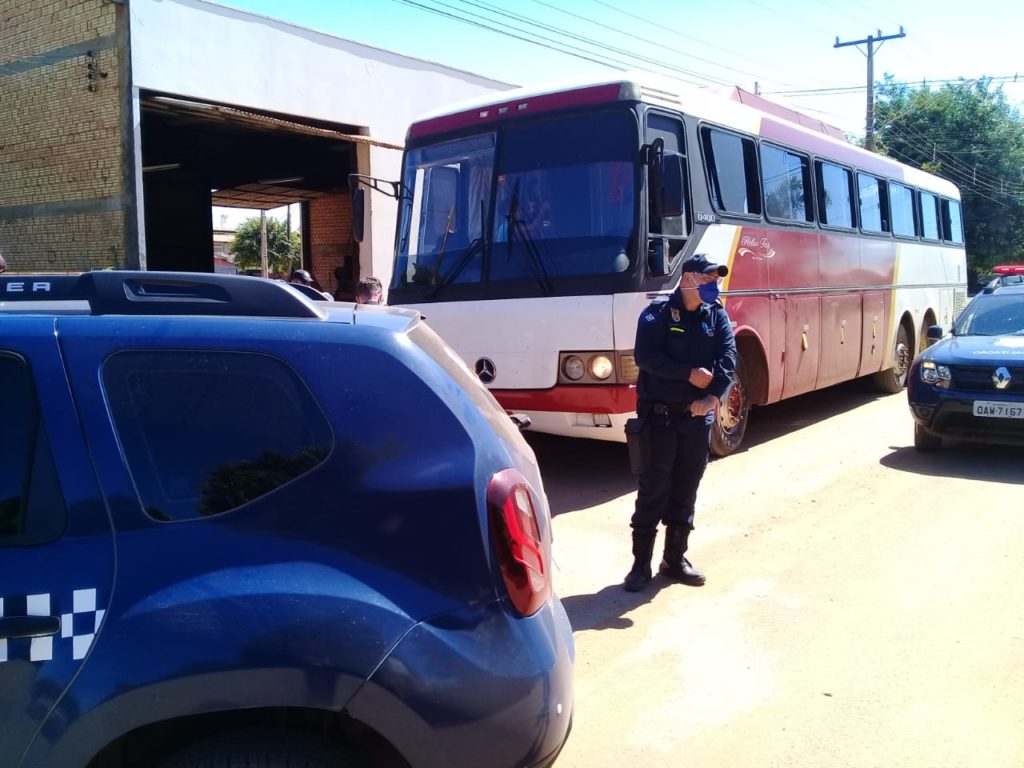 Ônibus é apreendido por fazer transporte clandestino de passageiros
