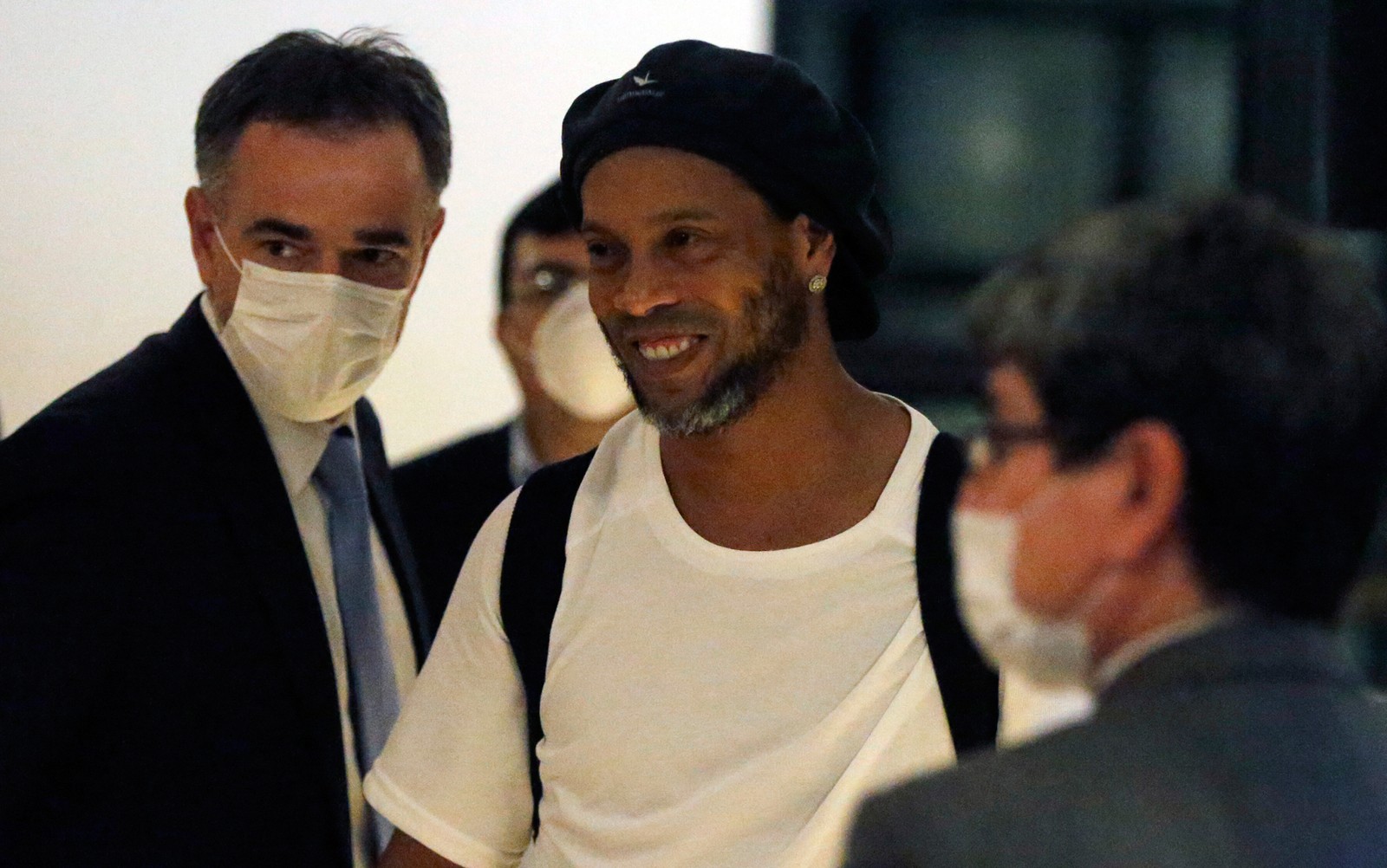 Ronaldinho Gaúcho e irmão têm alteração no regime para prisão domiciliar