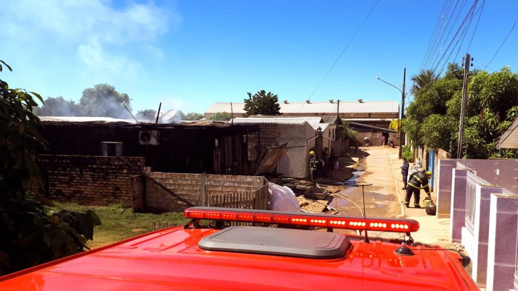 Residência é destruída em incêndio e criança é salva por moradores