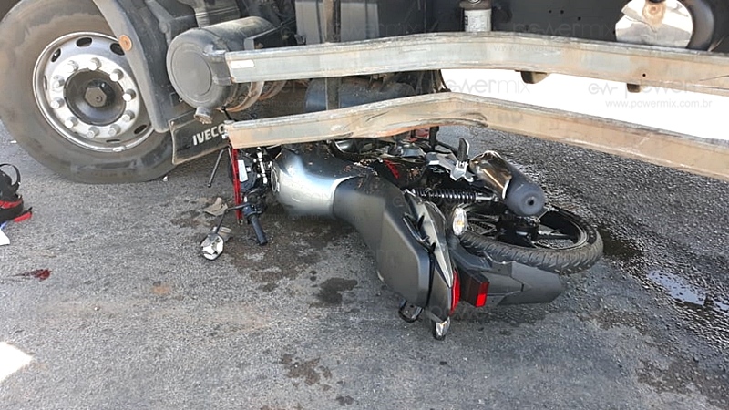 Motoqueiro morre após bater na lateral de caminhão 3