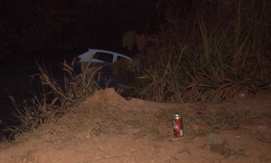 Homem é socorrido após cair com carro em córrego