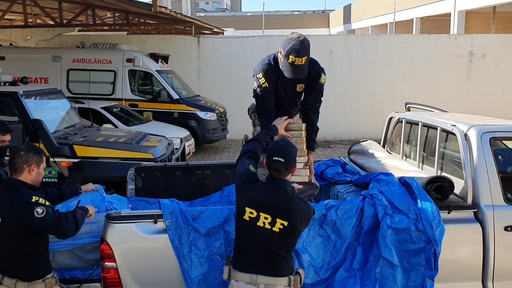 Mais de 400 kg de cocaína avaliada em R$ 53 milhões são apreendidos pela PRF 15