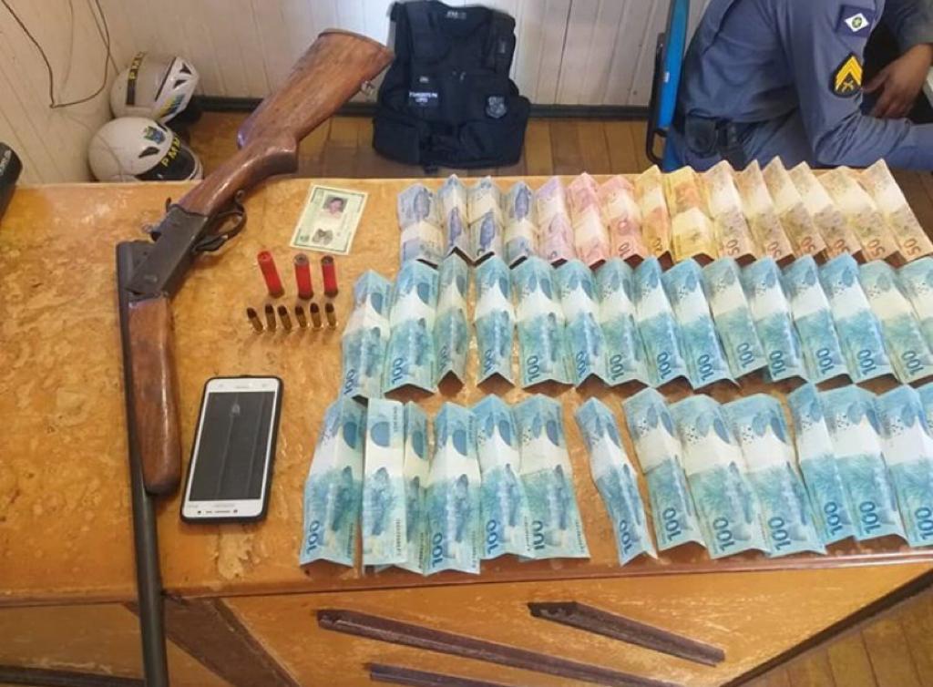 Homem é preso com arma, munições e mais de R$ 3 mil em Santa Carmem 21