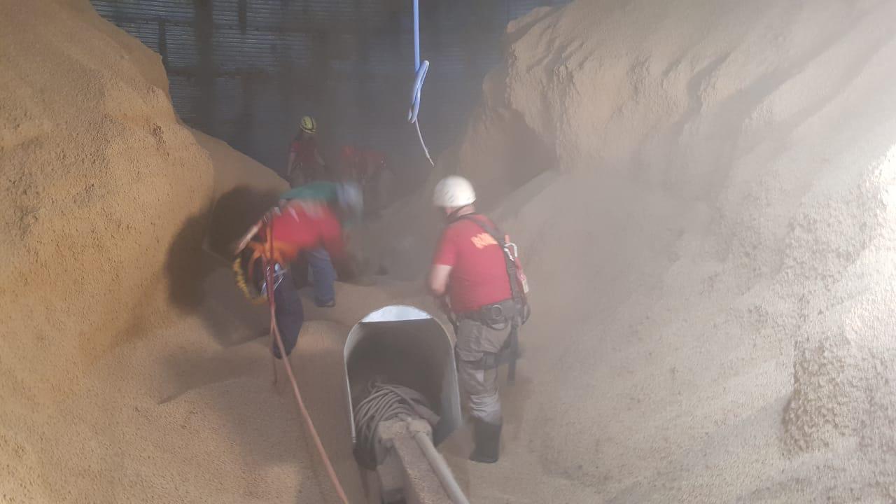 Trabalhador morre soterrado em armazém de grãos