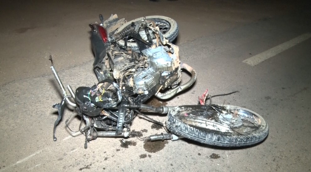 Veículo atinge motocicleta e três pessoas morrem na MT-140