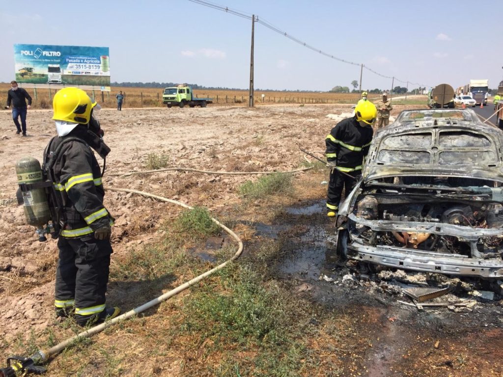 Sitiante tem veículo destruído pelo fogo ao retornar para casa