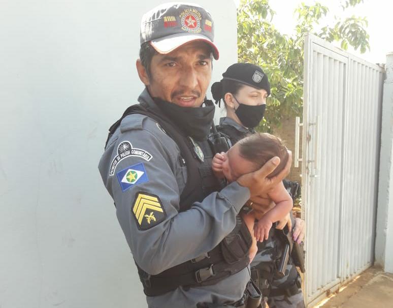 Bebê é salvo por policiais após se engasgar durante banho