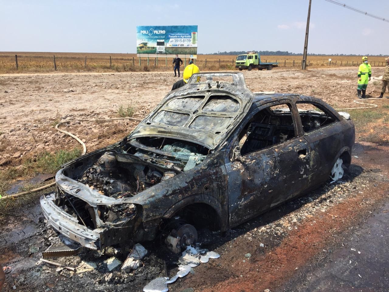 Sitiante tem veículo destruído pelo fogo ao retornar para casa