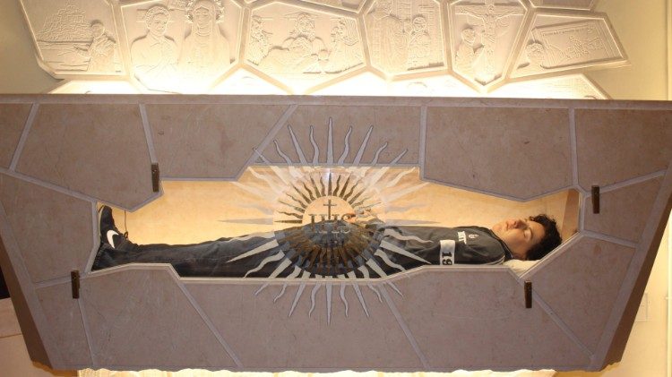 Corpo de Jovem Carlo Acutis é exposto em santuário na Itália